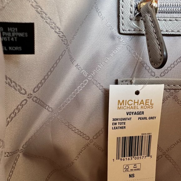 Michael Kors Voyager Drawstring Tote Bag Pearl Grey + Double Zip Wallet MK Gold - Picture 12 of 16